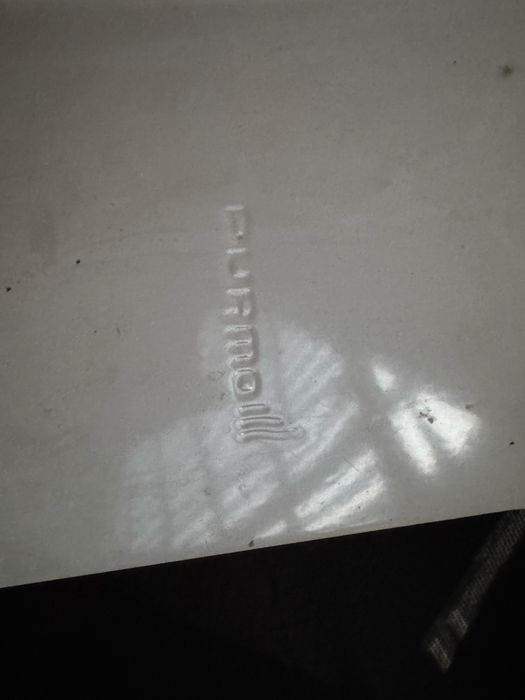 Grzejnik 600x500 mm z głowicą i szelkami.