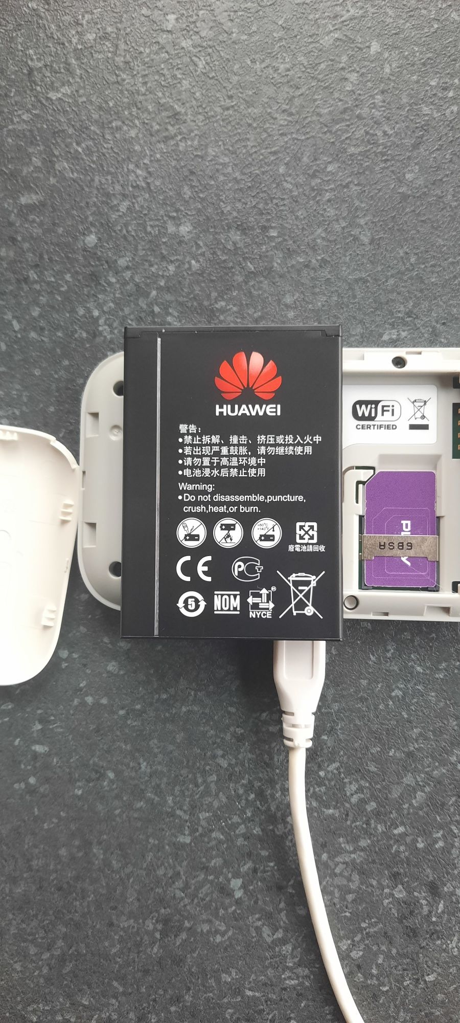 Router Huawei model E5573s bez simloca.