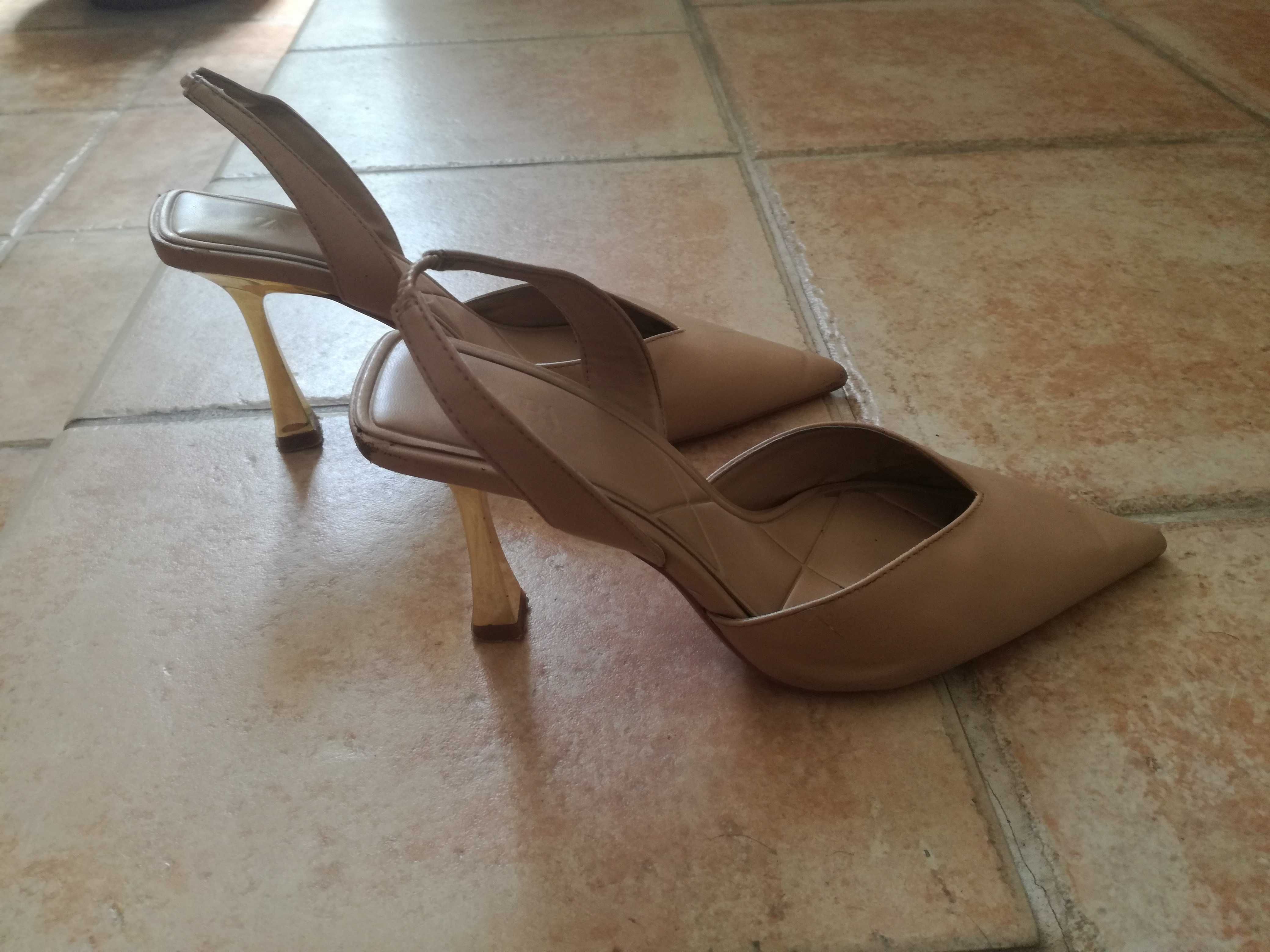 Sandálias sapatos abertos atrás beges da Zara