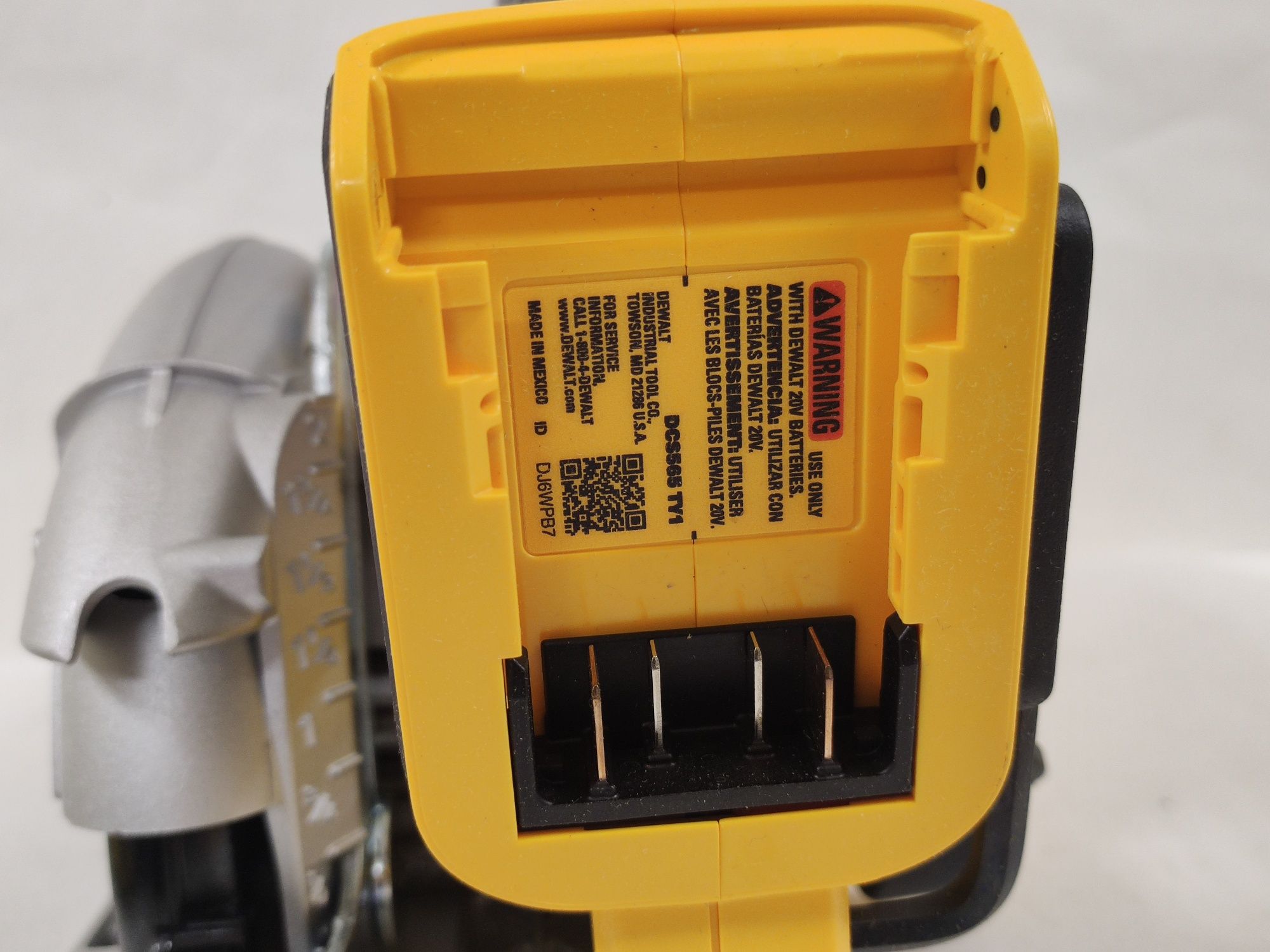 Безщіткова аккумуляторна дискова пила DeWALT DCS565b XR20Vmax