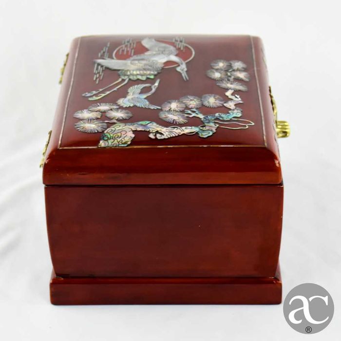 Caixa de música / guarda-joias em madeira com embutidos em madrepérola