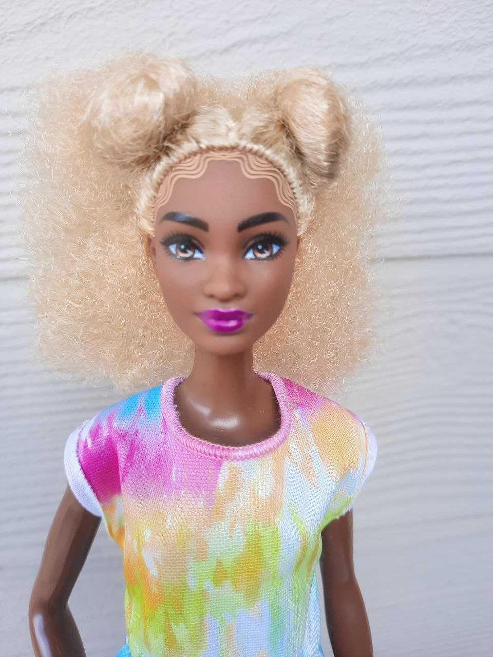 Nowa lalka Barbie w opakowaniu.