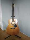 Guitarra acústica Yamaha FG 400A.