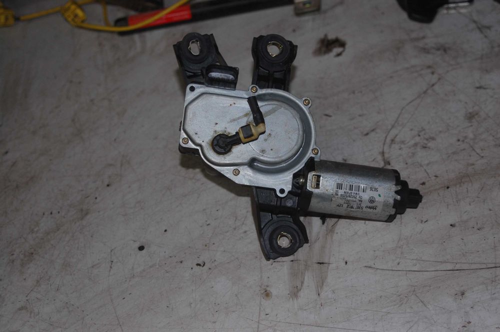 Silniczek tylnej wycieraczki VW Passat B6 kombi