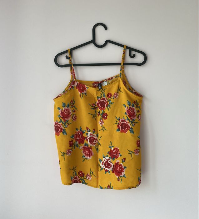 Żółty musztardowy top na ramiączka w czerwone kwiaty