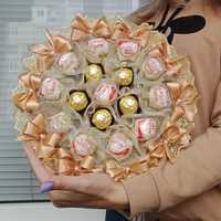 Букет з цукерками Ferrero Rocher і Raffaello для мами из конфет