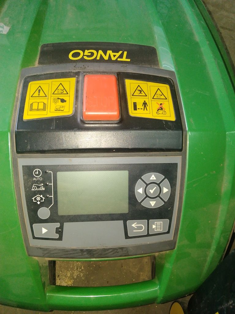 2 roboty koszące John Deere Tango E5