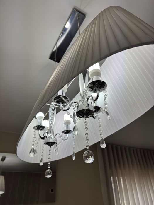 Candeeiro oval plissado com pingentes