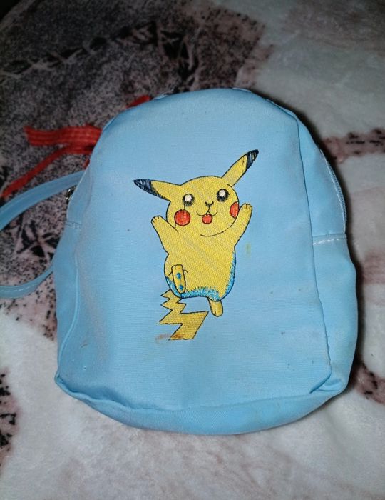 Mały niebieski plecak pokemon pikachu