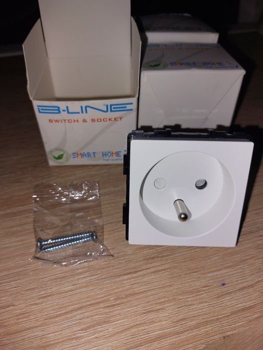 Gniazdo elektryczne z bolcem