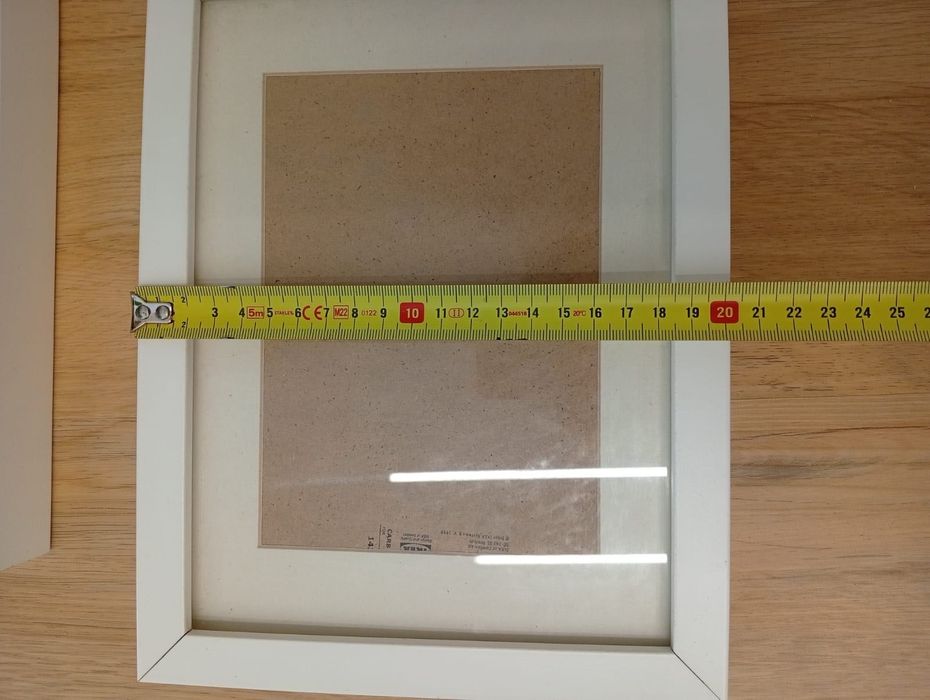 5 molduras brancas Ikea com 2 tamanhos diferentes