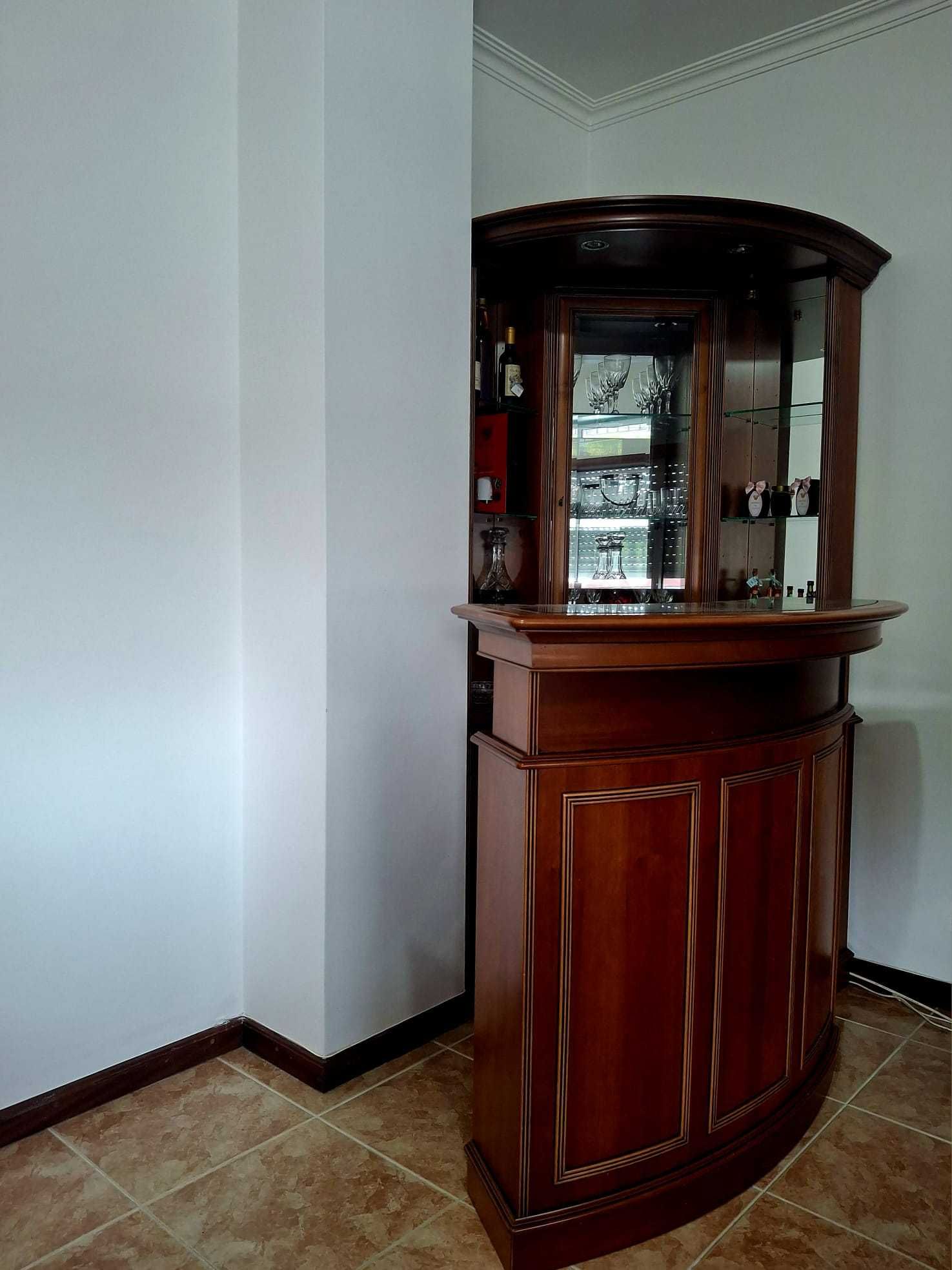 Móvel Bar de Canto em Madeira Maciça de Cerejeira – Estilo Clássico