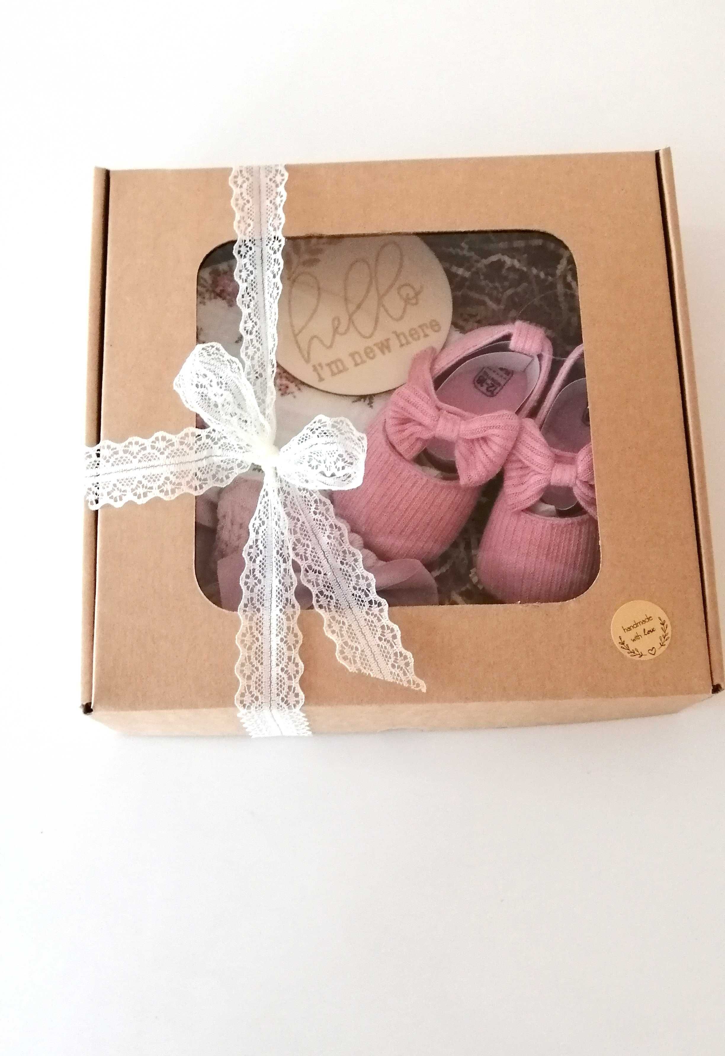 buciki i apaszka dla dziewczynki prezent baby shower gift box boks