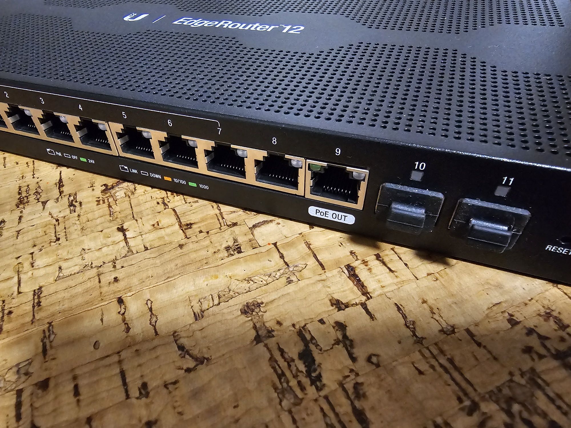 Router profissional ubiquiti edgerouter 12 + switch estado novo