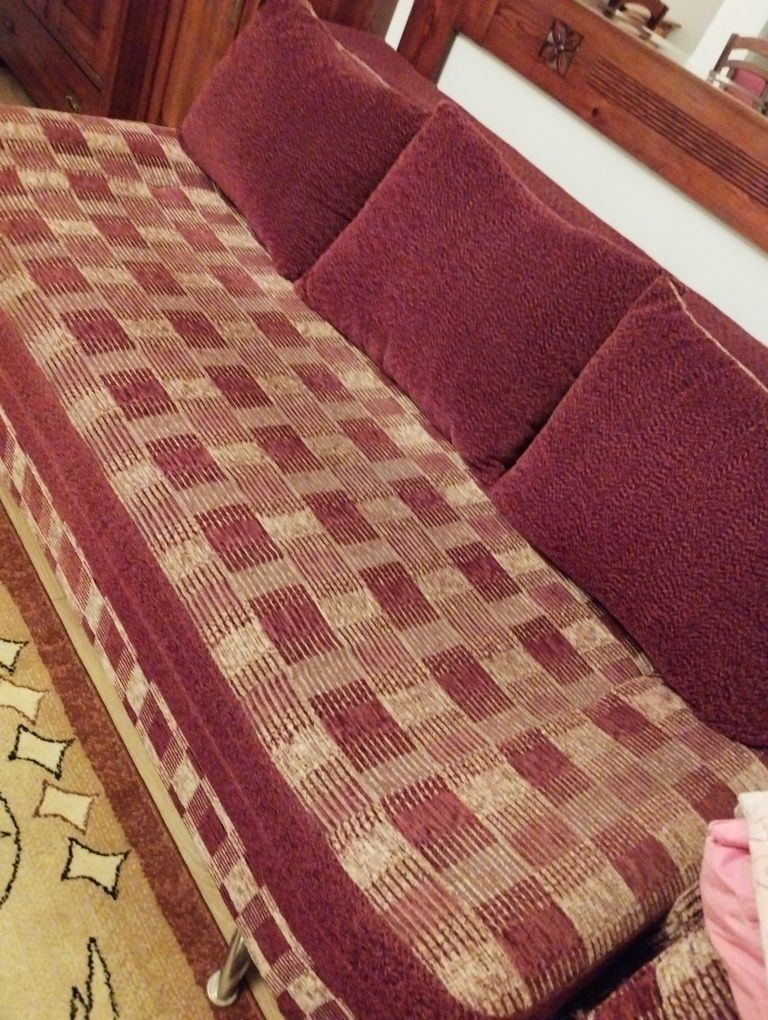 Sofa rozkładana z pojemnikiem .