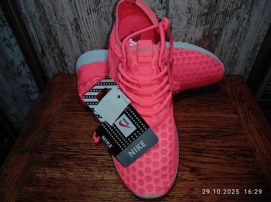 Нові кросівки Nike