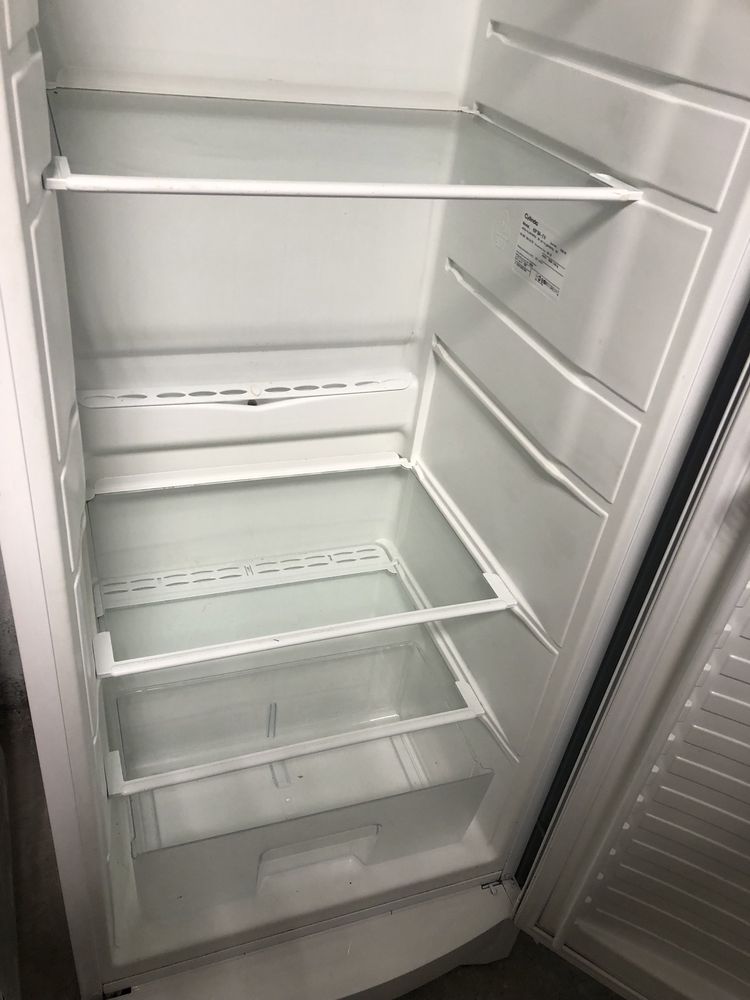 Холодильник без морозилки б/в з Німеччини в склад-магазині .