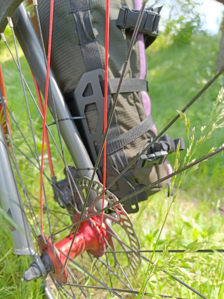 Кріплення bike cage сумки на вилку. байкпак bikepacking