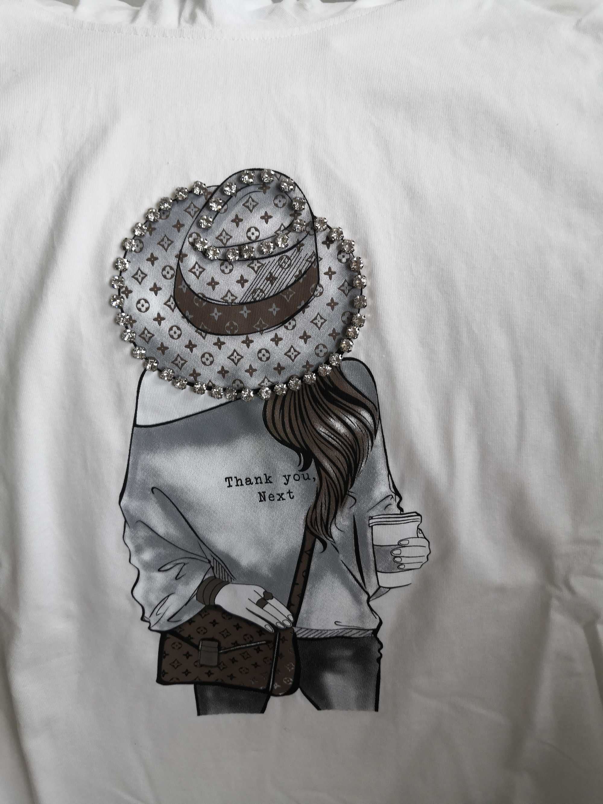 bluza kremowa z modnym nadrukiem, kaptur tzw komin, rękaw 3/4