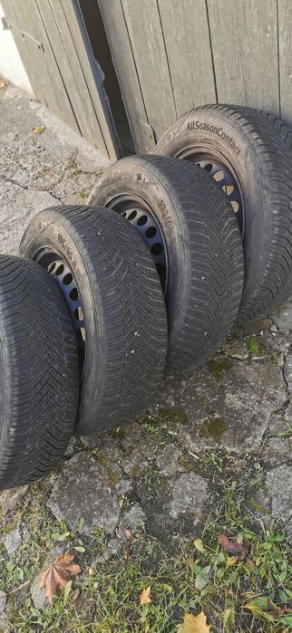 Komplet kół całorocznych do Volkswagena.