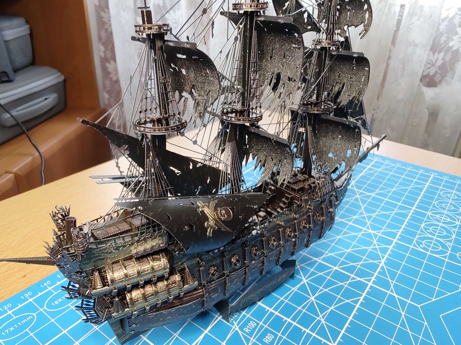 Latający Holender Piraci z Karaibów metalowy model Piececool+gablota