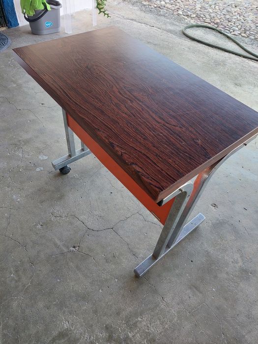 Mesa pequena de duas rodas