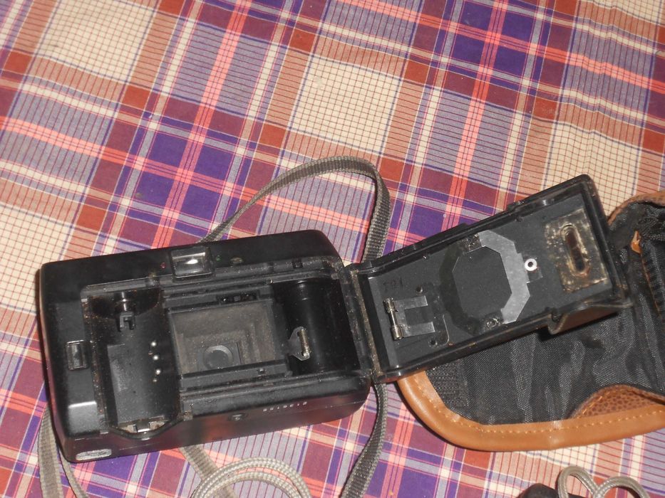 Duas maquinas fotograficas de rolo Samsung e Konica