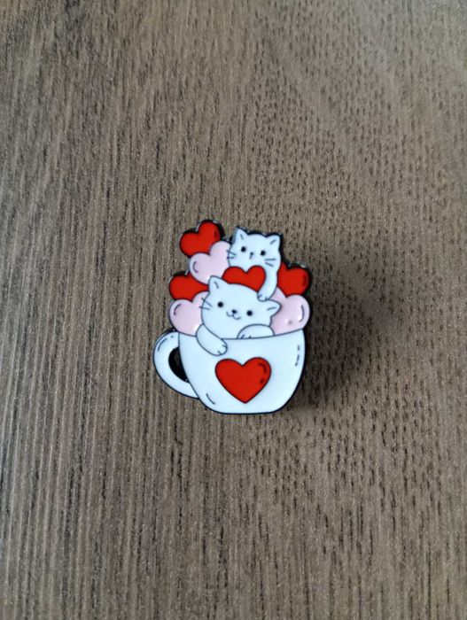 Przypinka, broszka z filiżanką kotów i serduszek