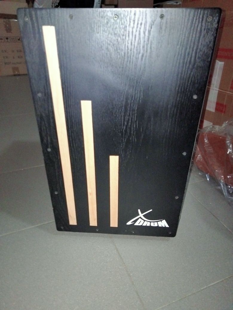 Cajon preto e saco almofadado