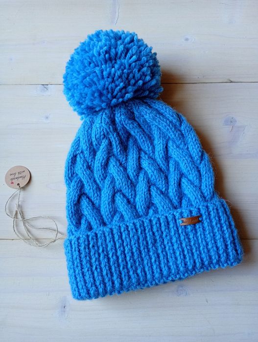 Czapka zimowa niebieska z pomponem wełna z Alpaką warkocze
