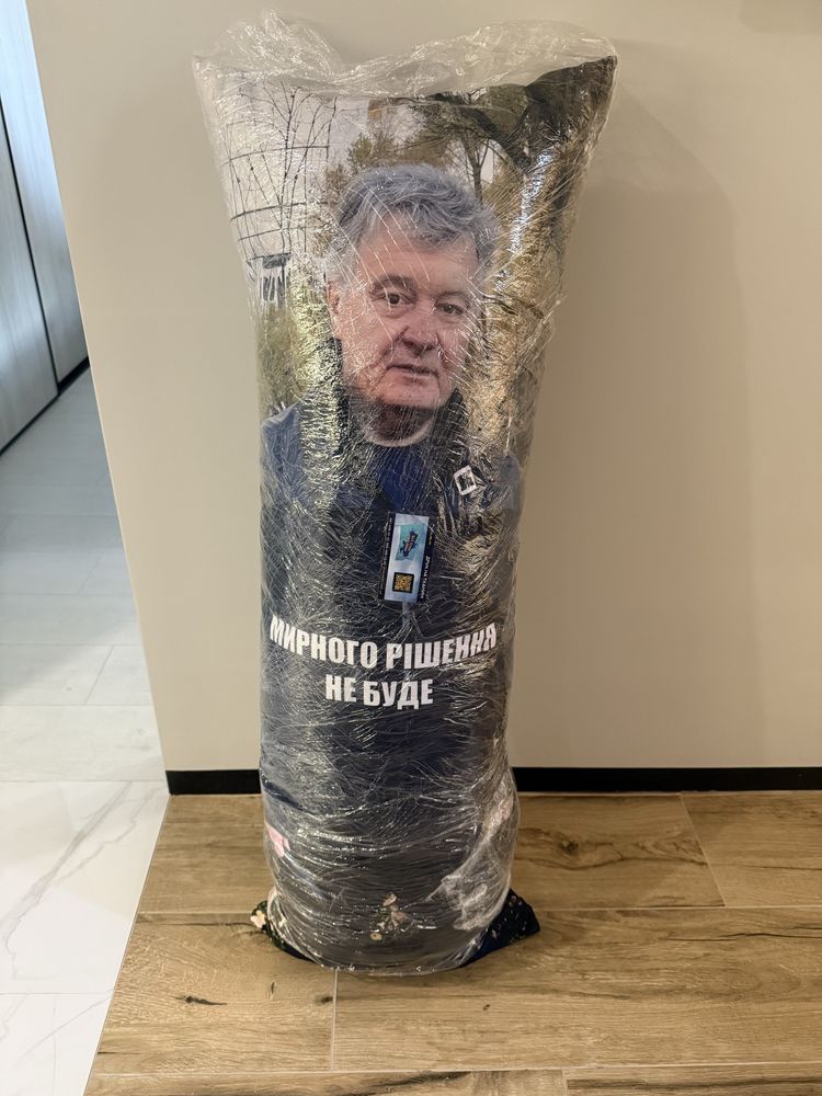 Подушка з веселим мемним принтом
