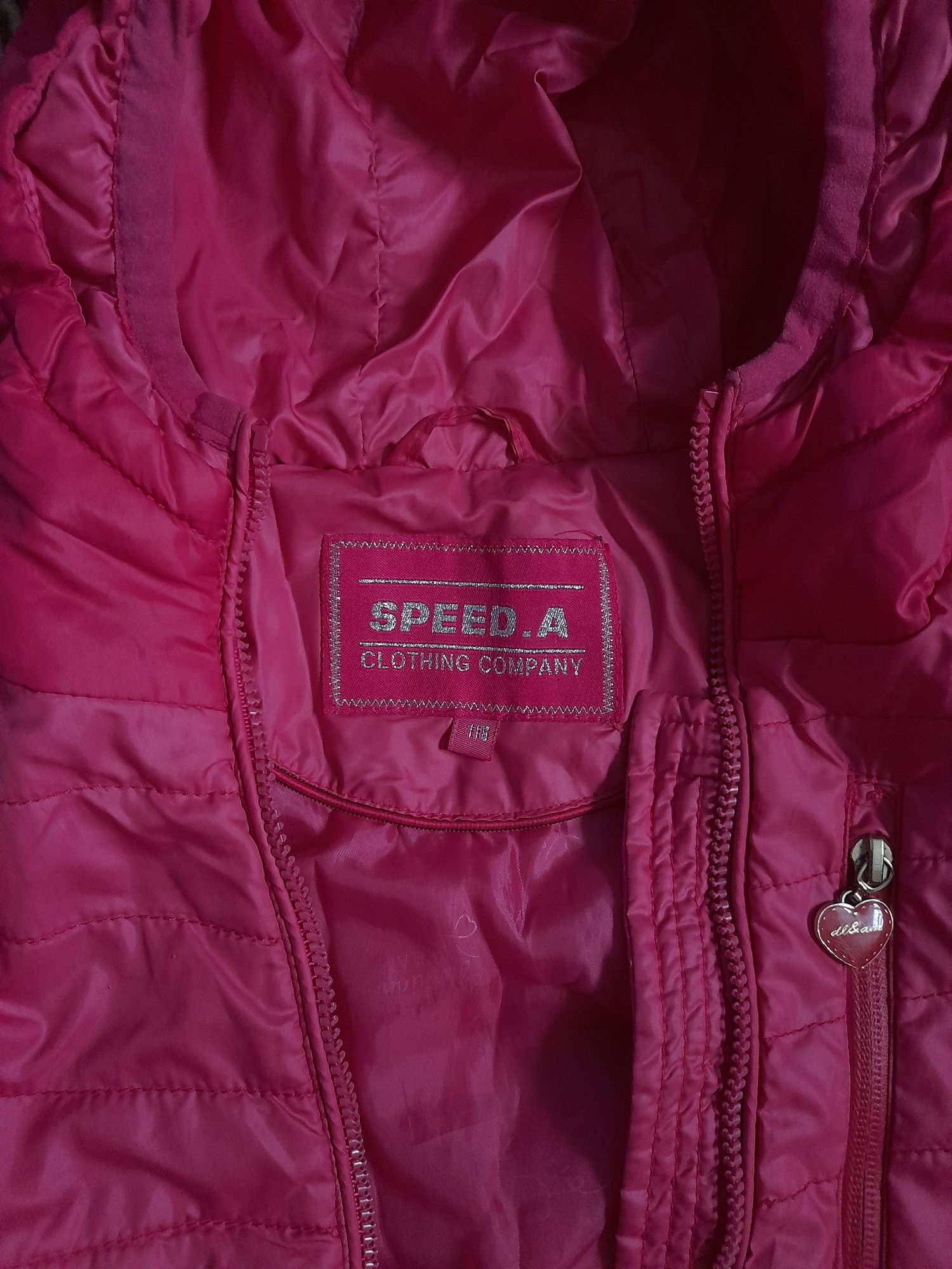 Куртка на дівчинку яскраво - рожева, зріст 116 см.