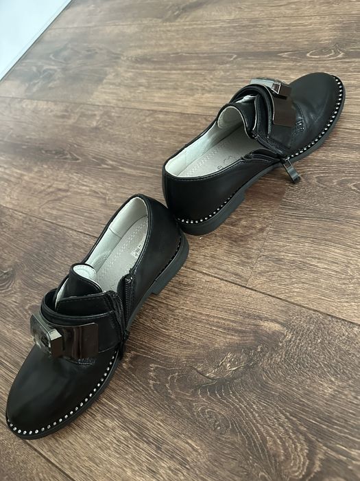 Продам нові туфлі для дівчинки 34 розмір