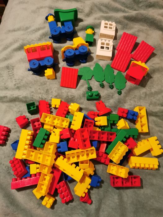 Zestaw duzych klocków i elementów dodatkowych