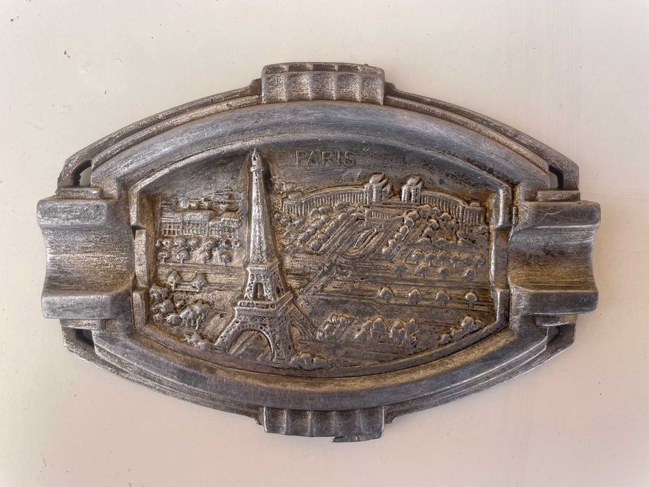 2 Cinzeiros Cidade de Paris e Sagrado Coração em metal anos 60