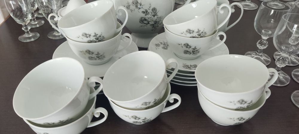 Conjuntos de copos e chávenas antigos.