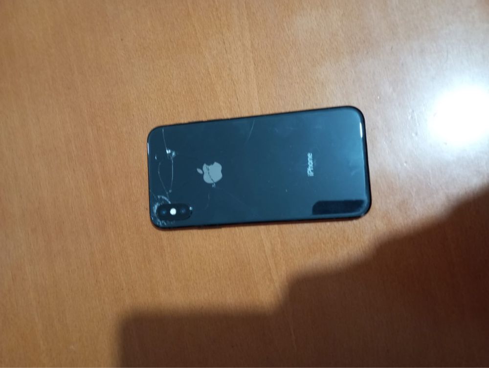iPhone X com vidro traseiro partido