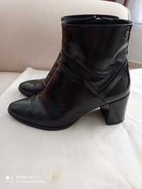 Botas pretas em pele com fecho