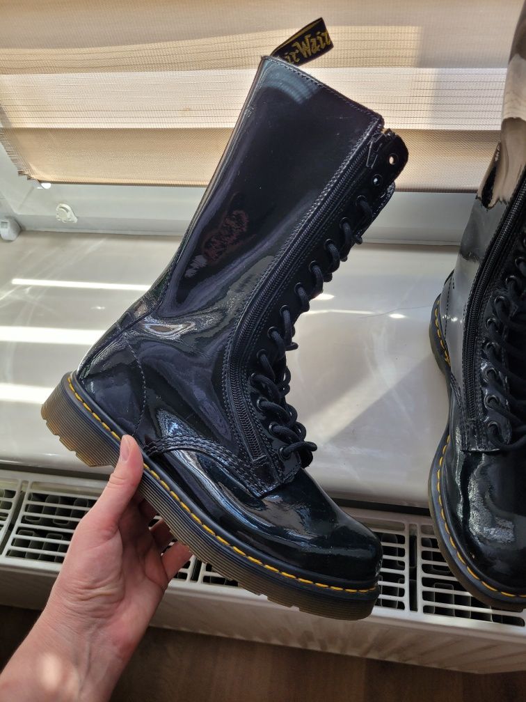 Oryginalne Glany Dr. Martens Skóra Lakierowana rozmiar 41