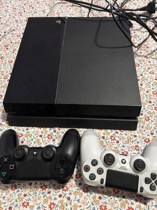 Playstation 4 com 2 comandos