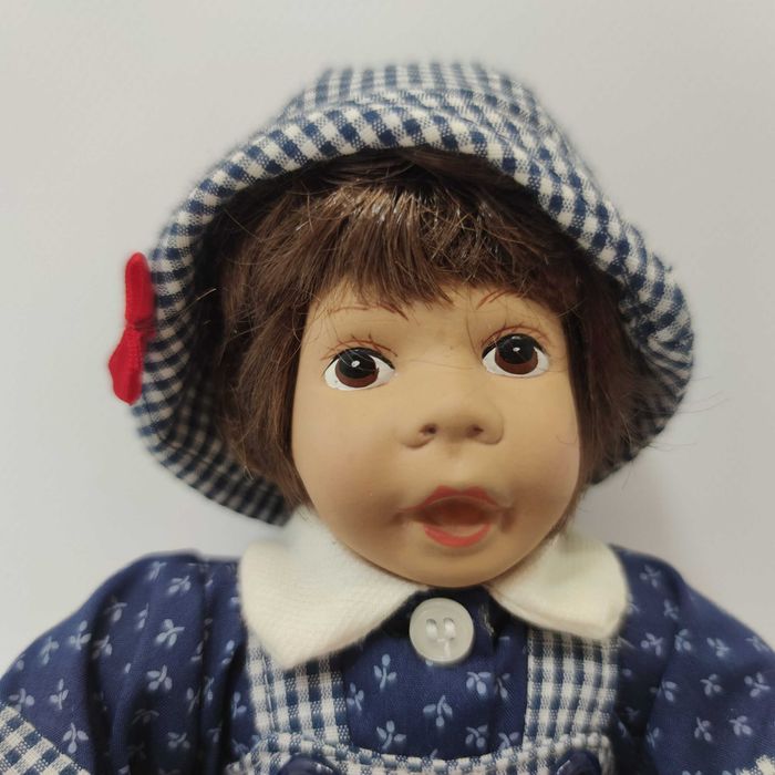 Lalka z porcelany wys.22cm