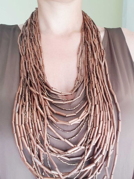 Colar castanho da marca Seanna