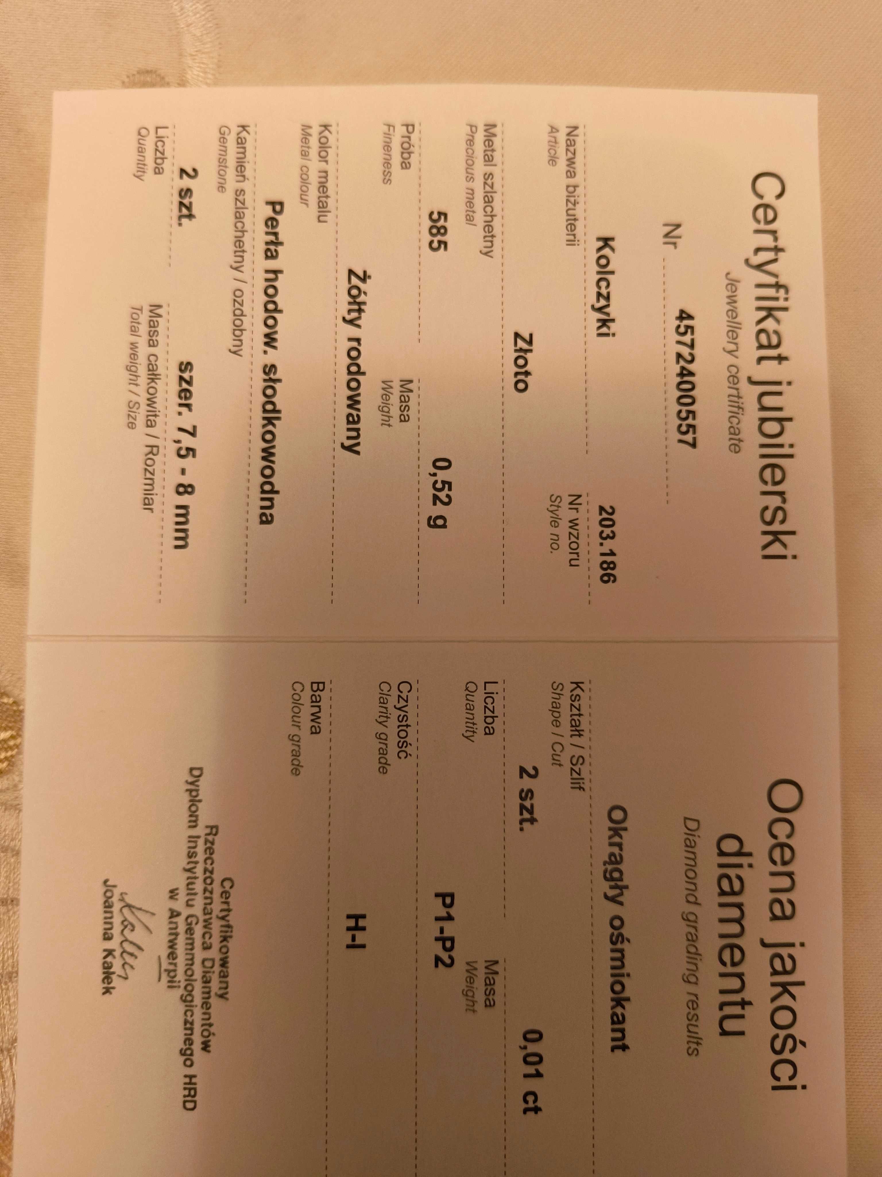 Złote kolczyki z perłą i diamentem.