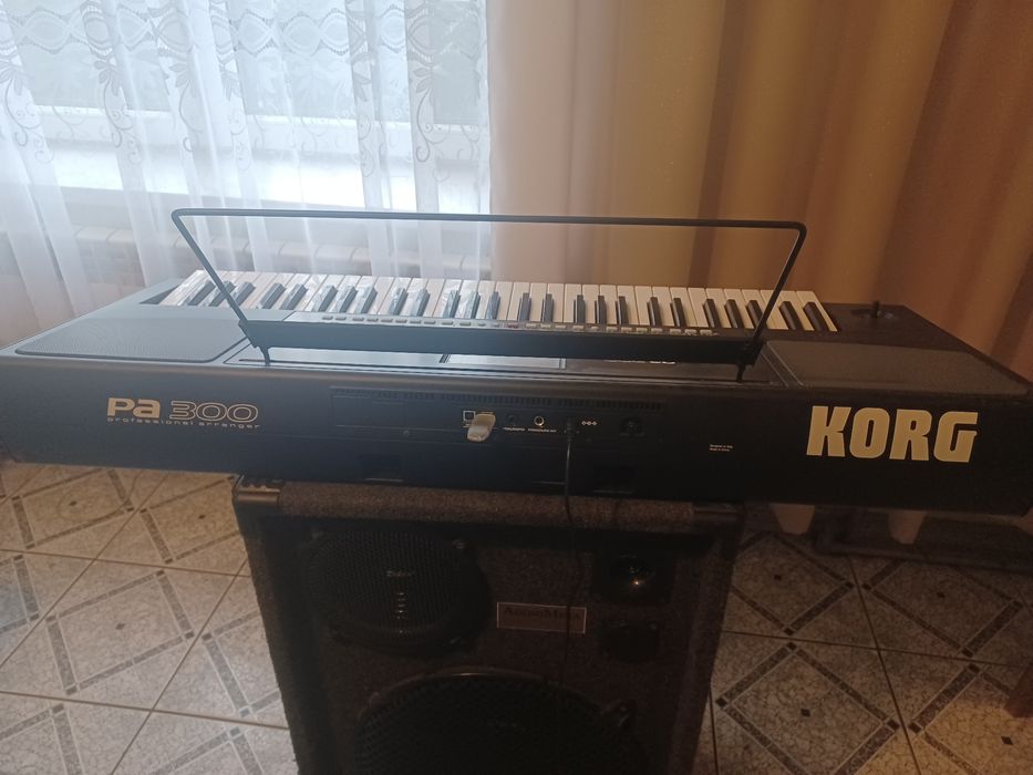 Sprzedam  sentyxator Korg Pa300
