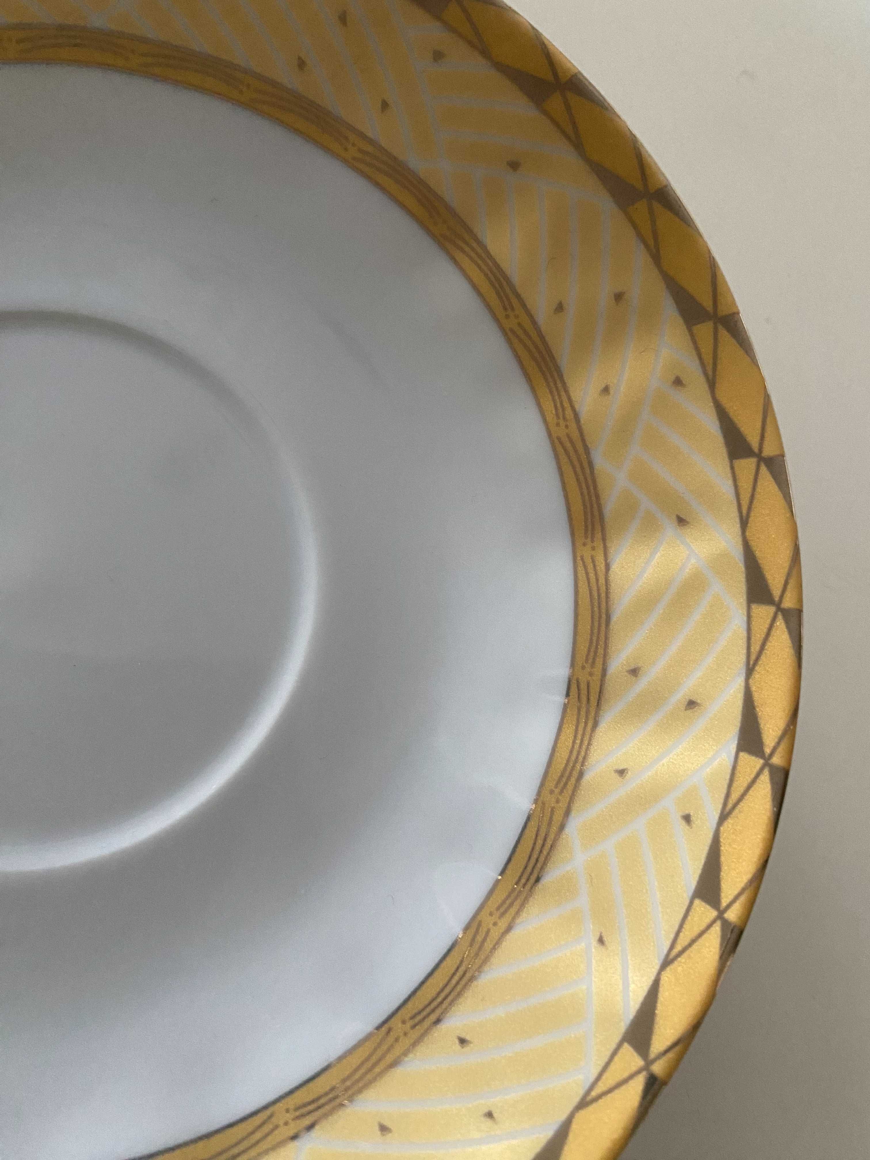 Filiżanki porcelanowe ze spodkami