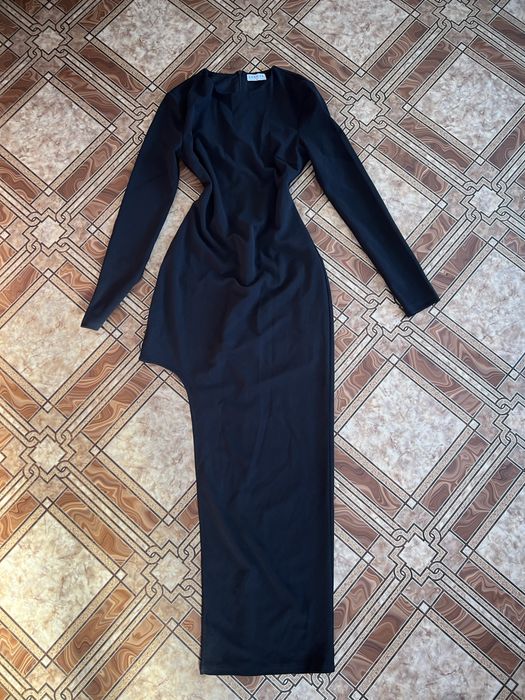 Гарна чорна сукня , з відкритою ніжкою, розмір S