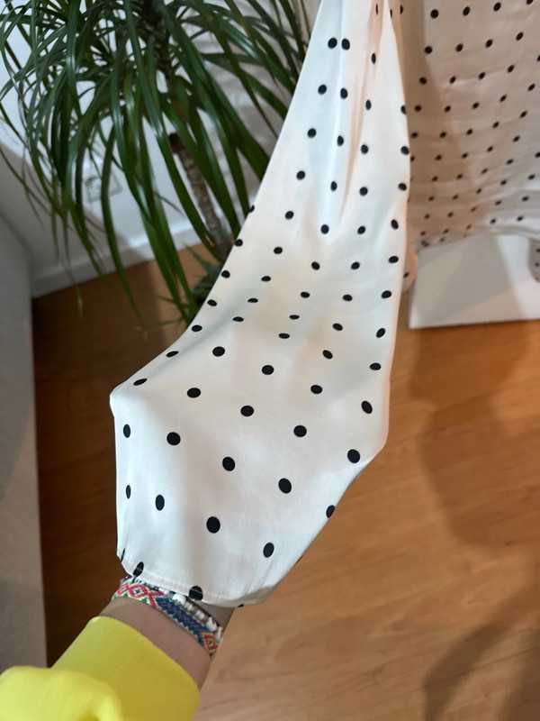 Blusa bege acetinada
