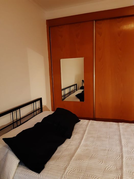 Alugo quarto para solteiro