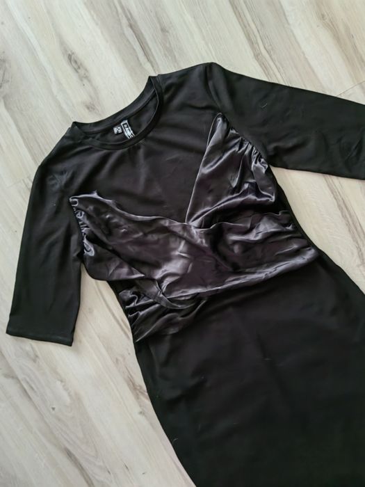 Edgy Glamour – elastyczna shirtowa sukienka midi z ozdobnymi szarfami,