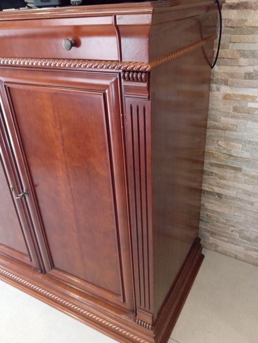 Móvel de televisão em cerejeira